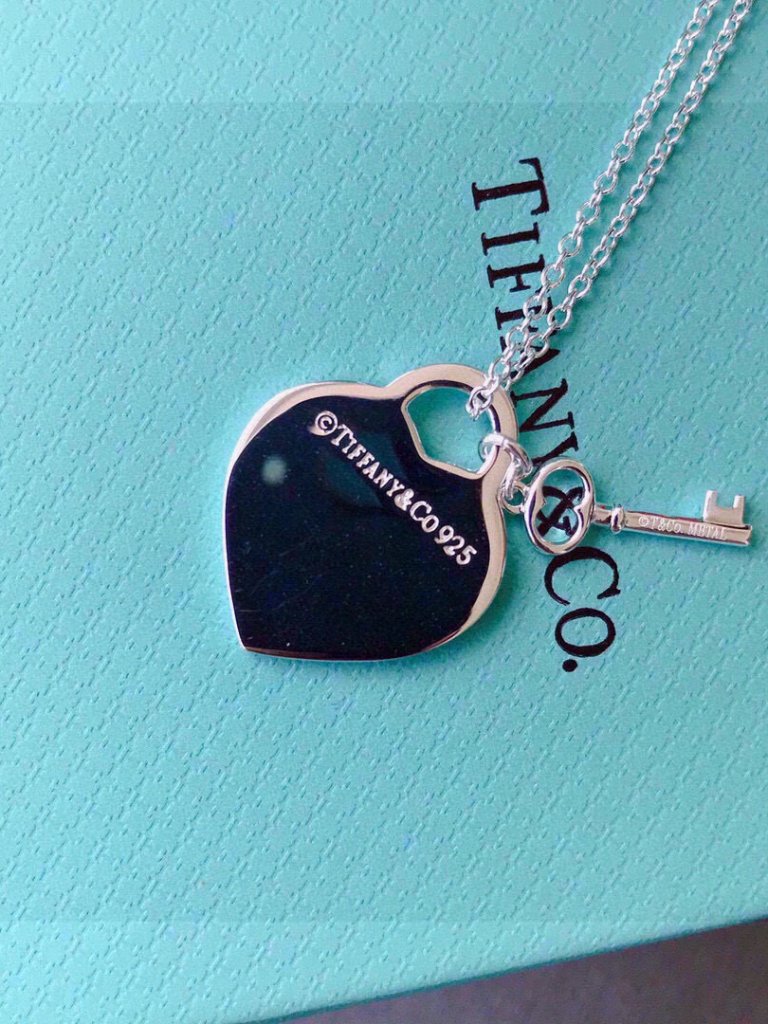 Tiffa Heart-Shaped Key Necklace With Pendant - The Best Gift